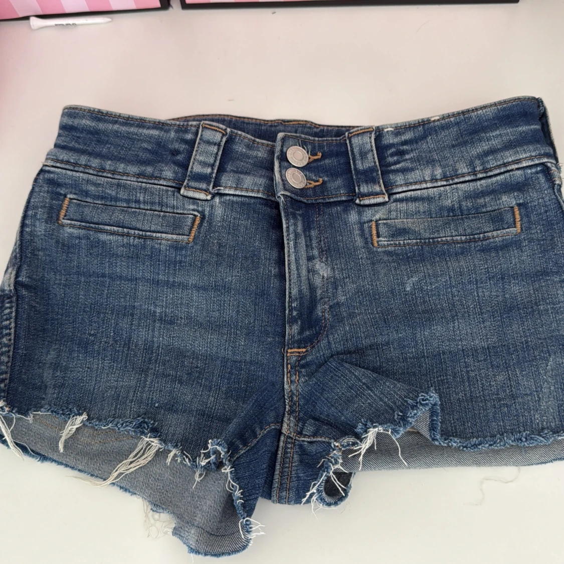 Blå jeansshorts med fransar från H&M