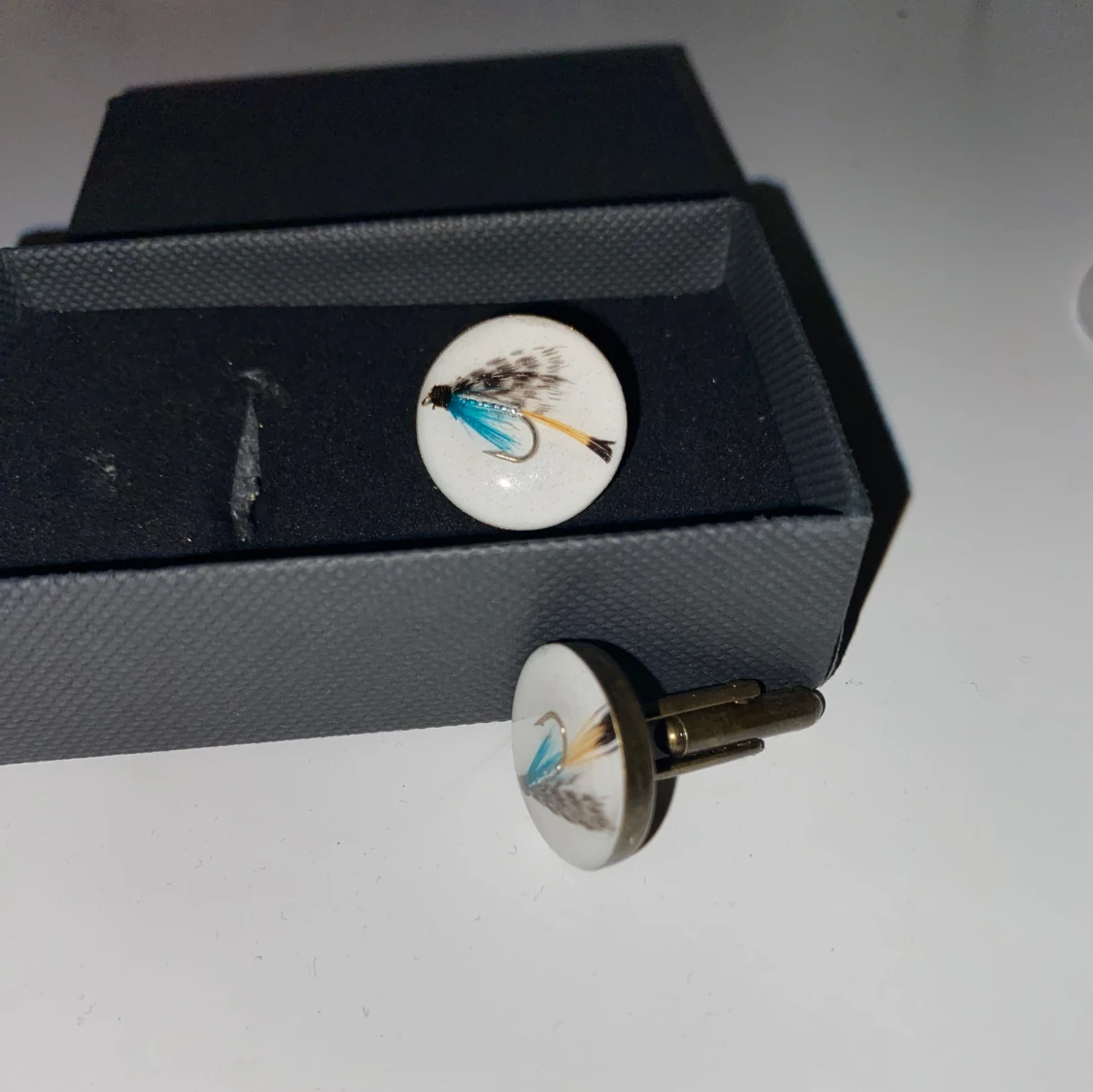 Vita manschettknappar med fiskefluga - 2