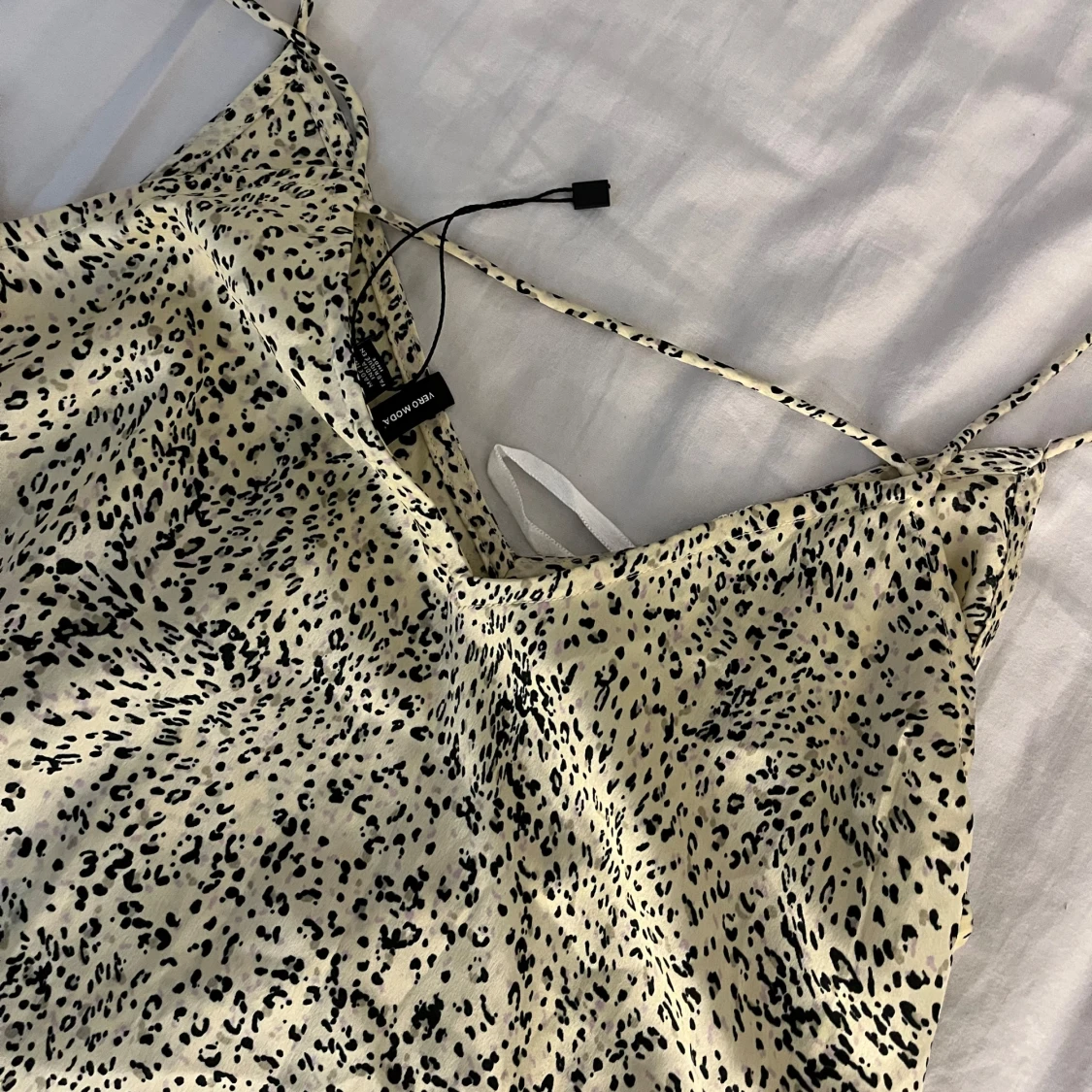 Ljusgul topp med svarta detaljer - 1