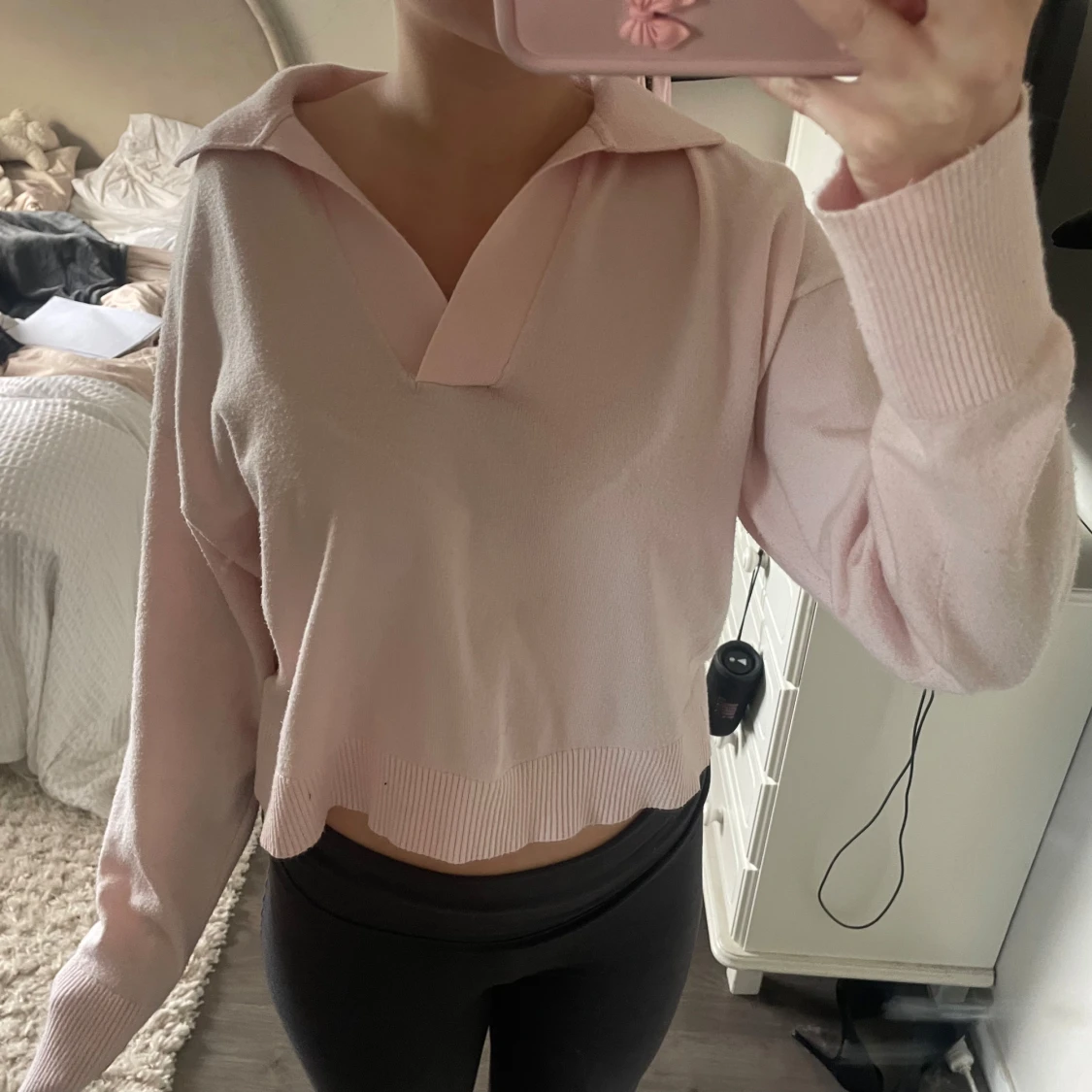 Ljusrosa croppad stickad tröja med krage