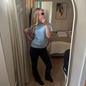 Svarta bootcut jeans - Säljer ett par svarta bootcut jeans. Använda ganska mycket så de har en slitning vid innerbenet men som inte syns när man har på sig dom. Kolla bild 4. De har också slitits upp lite nere vid fötterna. Annars jättefin passform. De ska vara svarta men har tvättats ut till en lite mer mörkgrå ton. Jag är ungefär 162cm.