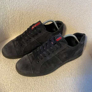 Prada skor - Riktigt snygga skor i mörkblå mocka. Väldigt bra skick utan slitningar och defekter. Givetvis äkta. Skriv vid frågor eller om bilder! 