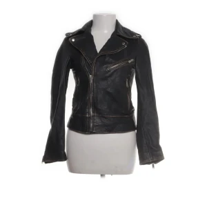  skinnjacka  - Säljer denhär skinnjackan jag köpte på Sellpy men som inte kommer till användning