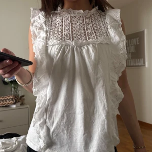 vit spets blus - så fin spets blus från mango i storlek M men passar även xs-s, perfekt inför sommaren !!😍😍😍
