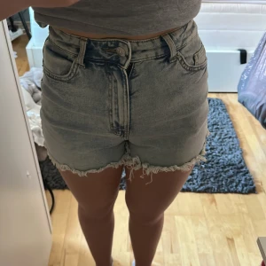 Ljusblå jeansshorts med fransar - Ljusblå jeansshorts, hög midja💗