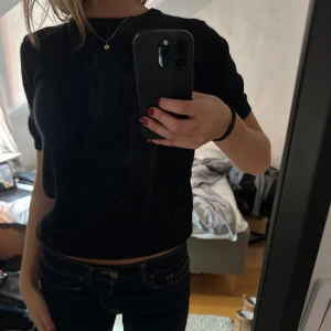 Svart kortärmad stickad tröja - Säljer en svart stickad tishirt sol inte kommer till användning längre 💛