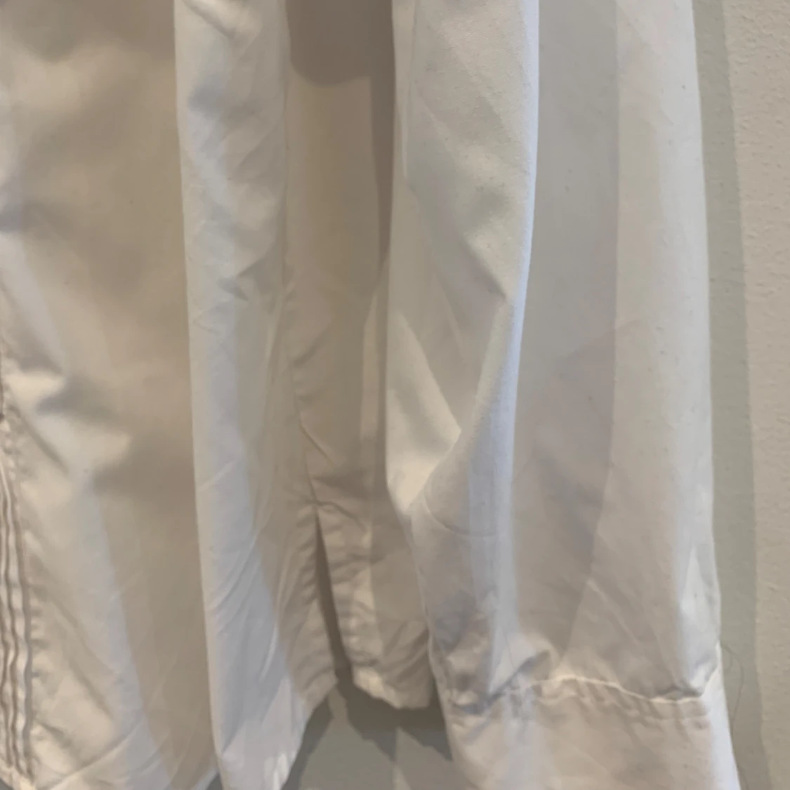 Vit skjorta med veckad front - 3