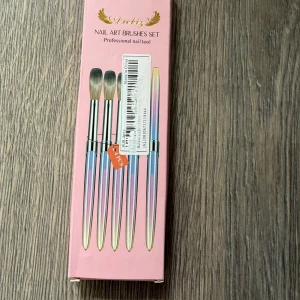 Regnbågsfärgade nagelborstar för nail art - Säljer ett set med fyra nagelborstar för nail art med snygga regnbågsfärgade skaft i metall. Borstarna har olika former och storlekar för detaljerat nagelarbete. Oanvända och använda till akryl.
