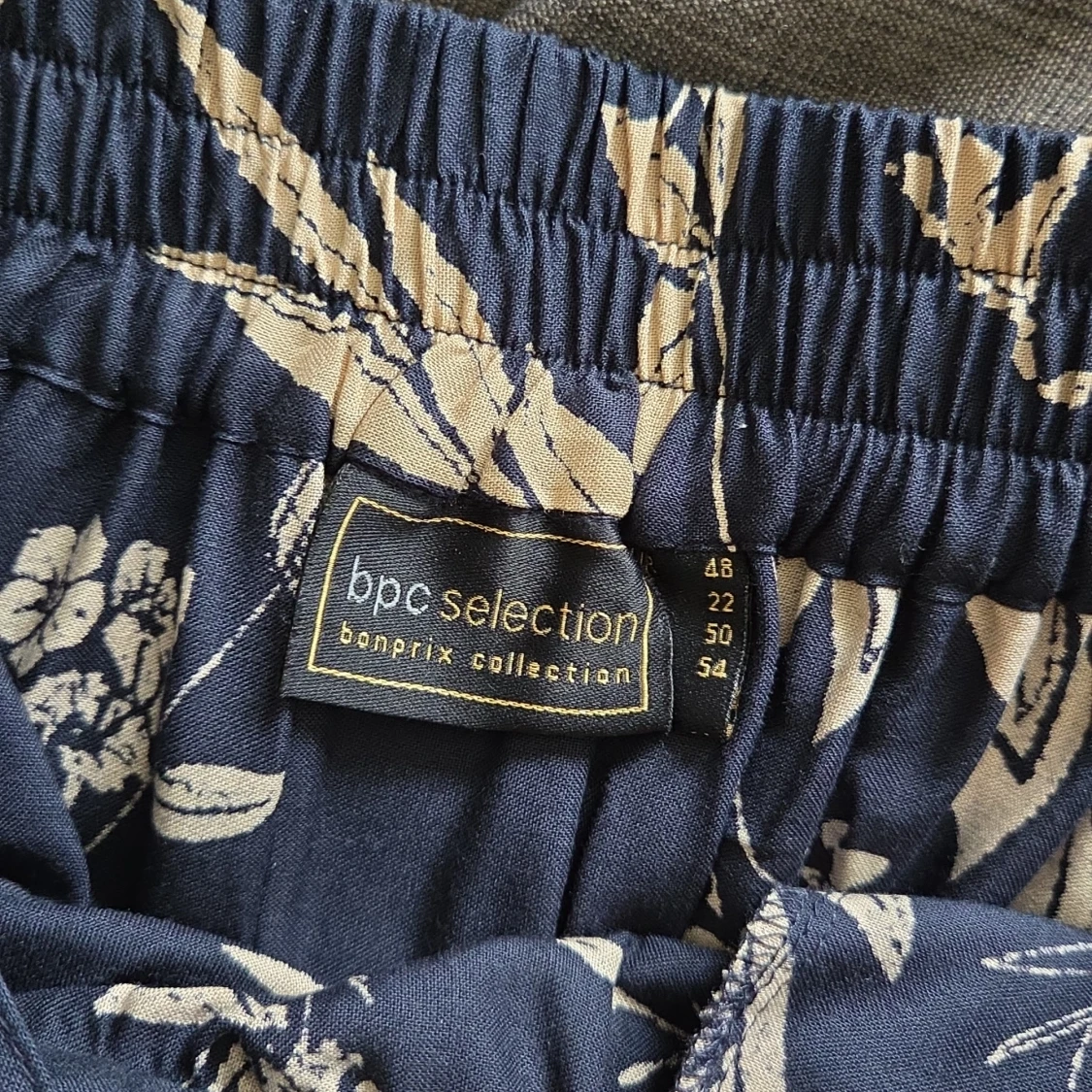 Mörkblå blommig långkjol från Bonprix - 2