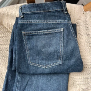 Blå jeansbyxor från Zara - Klassiska blå jeans från Zara med raka ben och normal passform. Byxorna har fem fickor, dragkedja och knapp framtill samt kontrastsömmar. Slutsålda på Zara.