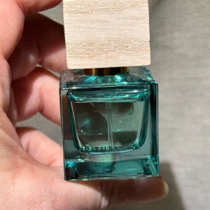 Ny! Soleil d'Or Eau de Parfum från Rituals - En exklusiv parfym från Rituals, Soleil d'Or, i en elegant fyrkantig glasflaska med turkosgrön ton och en unik träkork. Flaskan rymmer 15 ml och har en stilren design med guldtext. Perfekt för dig som gillar fräscha och lyxiga dofter. Nypris 219:-