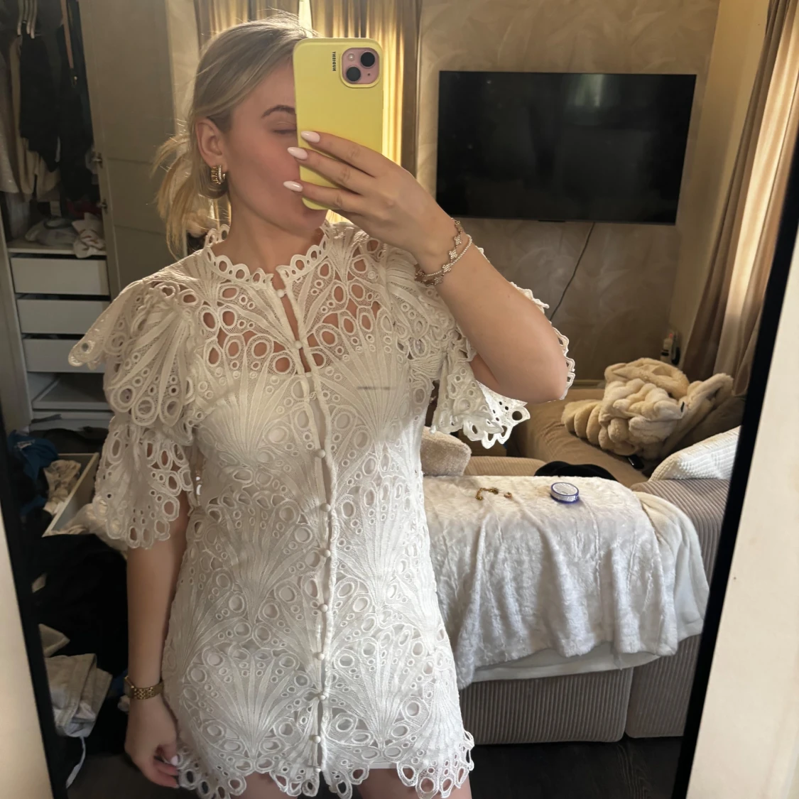 Vit spetsklänning med volangdetaljer