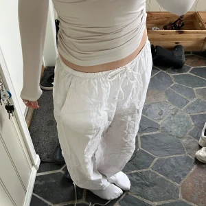 Vita linnebyxor  - Säljer ett par luftiga vita linnebyxor. Det har en mer avslappnad passform och raka ben, perfekta nu till sommaren. Jag säljer då jag råkade ta en storlek förstor men de är använda fåtal gånger så de är inget fel på dom. De är som nya:)