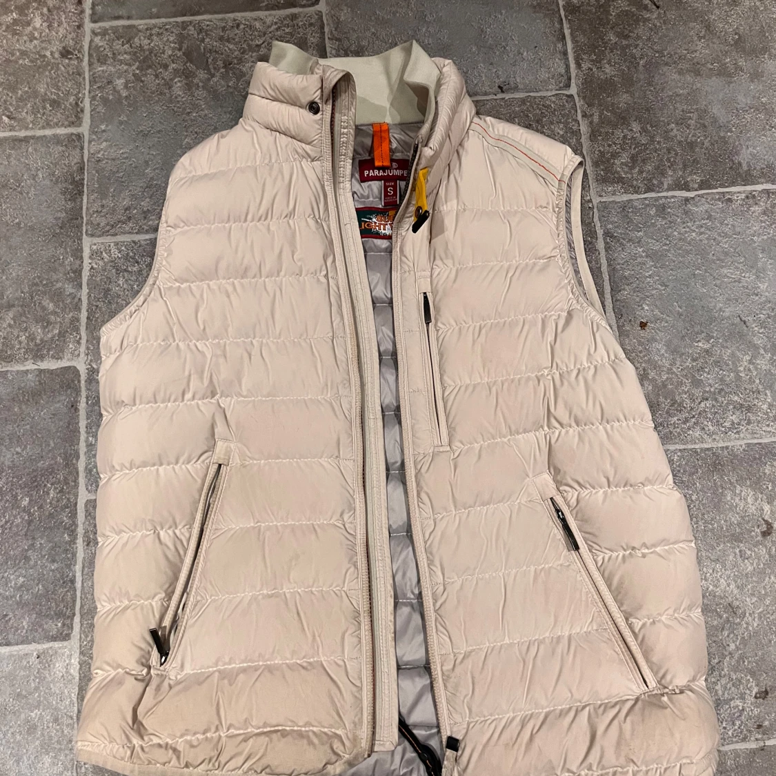 Beige quiltad dunväst från Parajumpers - 1