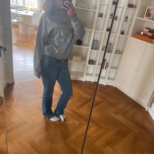 Grå sweatshirt från Marant Étoile - Säljer en stilren grå sweatshirt från Marant Étoile med ett glittrigt tryck på framsidan. Tröjan har långa ärmar med en bekväm passform 