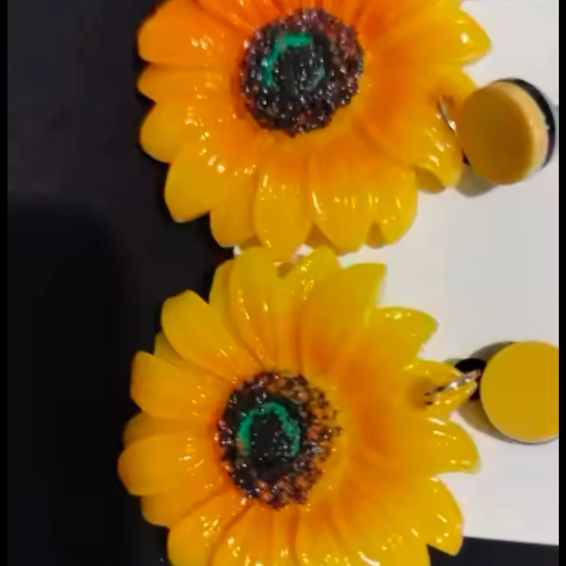 Solrosformade örhängen i gult - 1