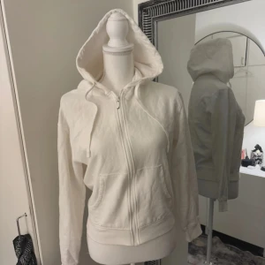 Vit zip hoodie  - Mycket bra, använd en gång. Vita färgen på den lås grejen försvann under tvättning. Annars är tröjan som ny   Nypris 399