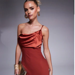 Rostfärgad långklänning - Säljer en rostfärgad långklänning som är perfekt till bal eller bröllop. Skulle ha till min bal men bestämde mig för en annan, aldrig använd endast testad. Originalpris 639 men säljer för 550kr💕💕