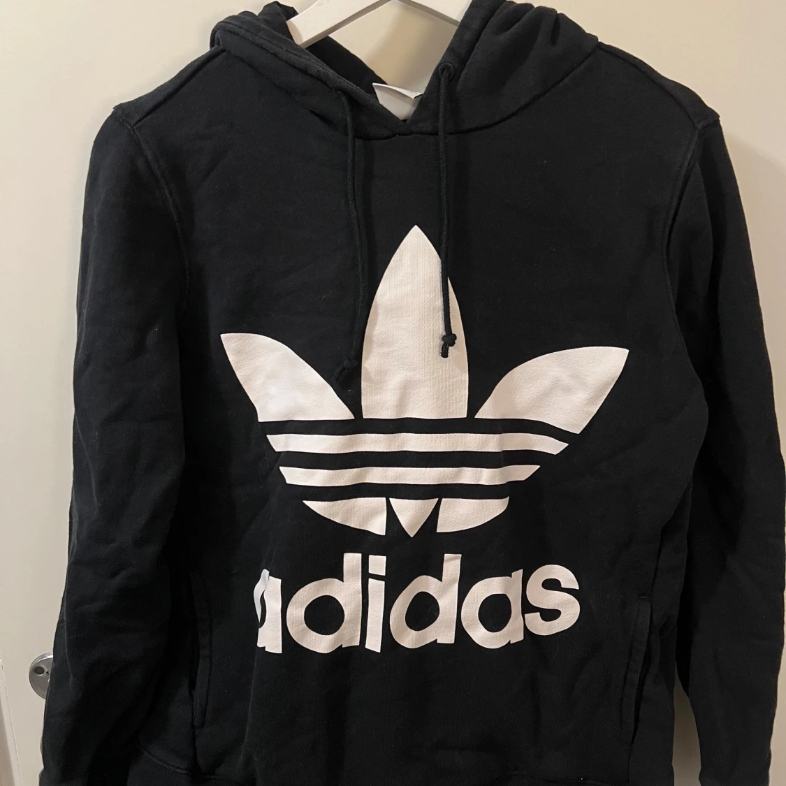 Svart hoodie från Adidas med stor logga