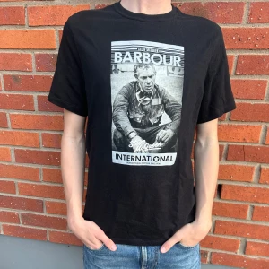 Svart t-shirt med tryck från Barbour - Snygg svart t-shirt från Barbour i storlek M men passar S, modellen är 180 cm lång, perfekt nu till sommaren och våren!