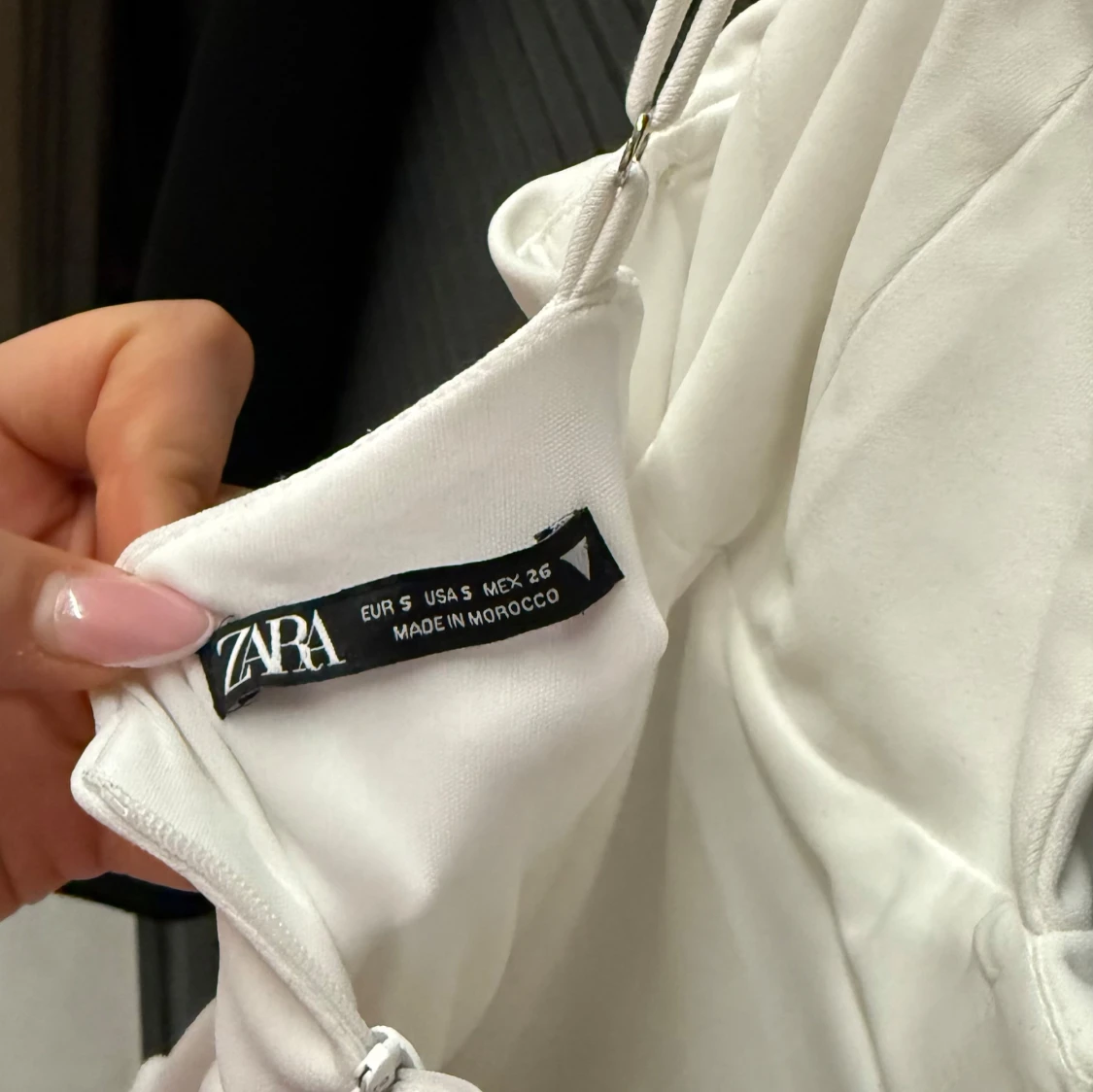 Vit långklänning med drapering och smala axelband - 4