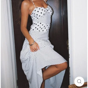 Vit prickig långklänning med smala axelband - Säljer en vit långklänning med svarta prickar och smala axelband. Klänningen är från Jayfashion och jag älskar den men tyvärr var den alldeles för stor för mig, jag är vanligtvis xs detta är s men stor i storleken så kanske mer m. 