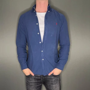 Ralph lauren skjorta - Hej säljer nu min fina Ralph lauren skjorta i storlek M. Den är i bra skick och kommer vara otroligt snygg nu i vår och framåt sommaren. Nypris cirka 1600kr! Vi kommer att sälja liknande produkter nu i vår och närmare sommar så glöm inte följa profilen!🌊🍾