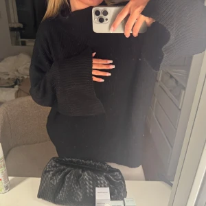 Svart stickad polotröja - Mysig svart stickad polotröja med oversized passform och långa ärmar och slits vid händerna. Jätte mysig och bekväm. Storlek M. Använd ett fåtal gånger. Säljer för 100kr