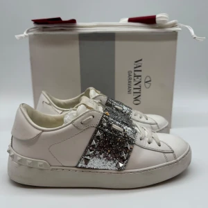 VALENTINO ROCKSTUD SNEAKERS - Valentino rockstud sneakers - Skick: 9,5/10 - Storlek 37,5 - Tillbehör: Box, dustbag, extra snören, - Nypris 7700kr - deluxecloset 