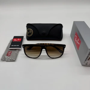 RAYBAN BOYFRIEND  - Rayban boyfriend solglasögon - Ingår: Fodral, rengöringskit, kort - Skick: 9,5/10 - deluxecloset 