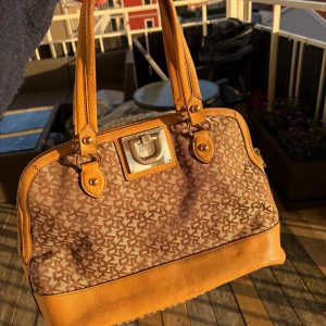 DNKY handväska - Jättefin DNKY väska, men som tyvärr inte kommer till användning. Vintage style med dragkedja och gulddetaljer. Hör av dig vid frågor🥰