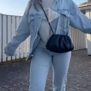 Clutch bag - Säljer denna jätte eftertraktade svarta väska från Raffinato. Storlek small. Helt oanvänd och perfekt till skolan eller fest. Den har ett långt band som går att korta. Köpt för 500kr, Säljer då den aldrig kommit till användning.