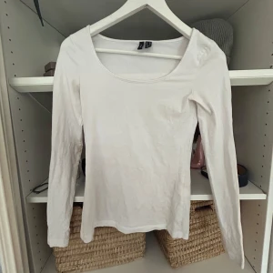 Vit långärmad tajt topp från Vero Moda -  vit långärmad tajt topp med urringning  