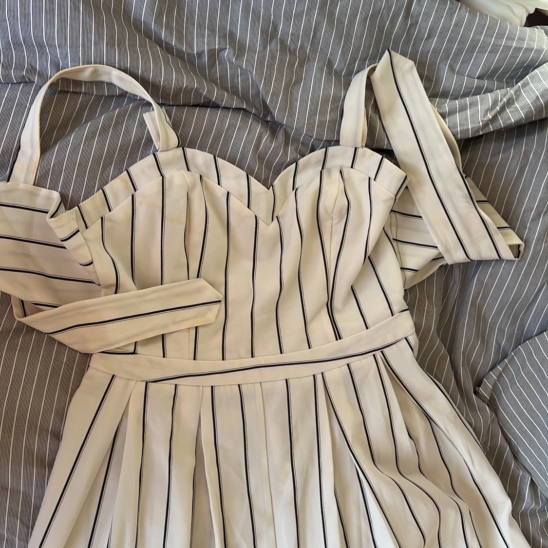 Vit randig axelbandslös klänning med knyt - 1