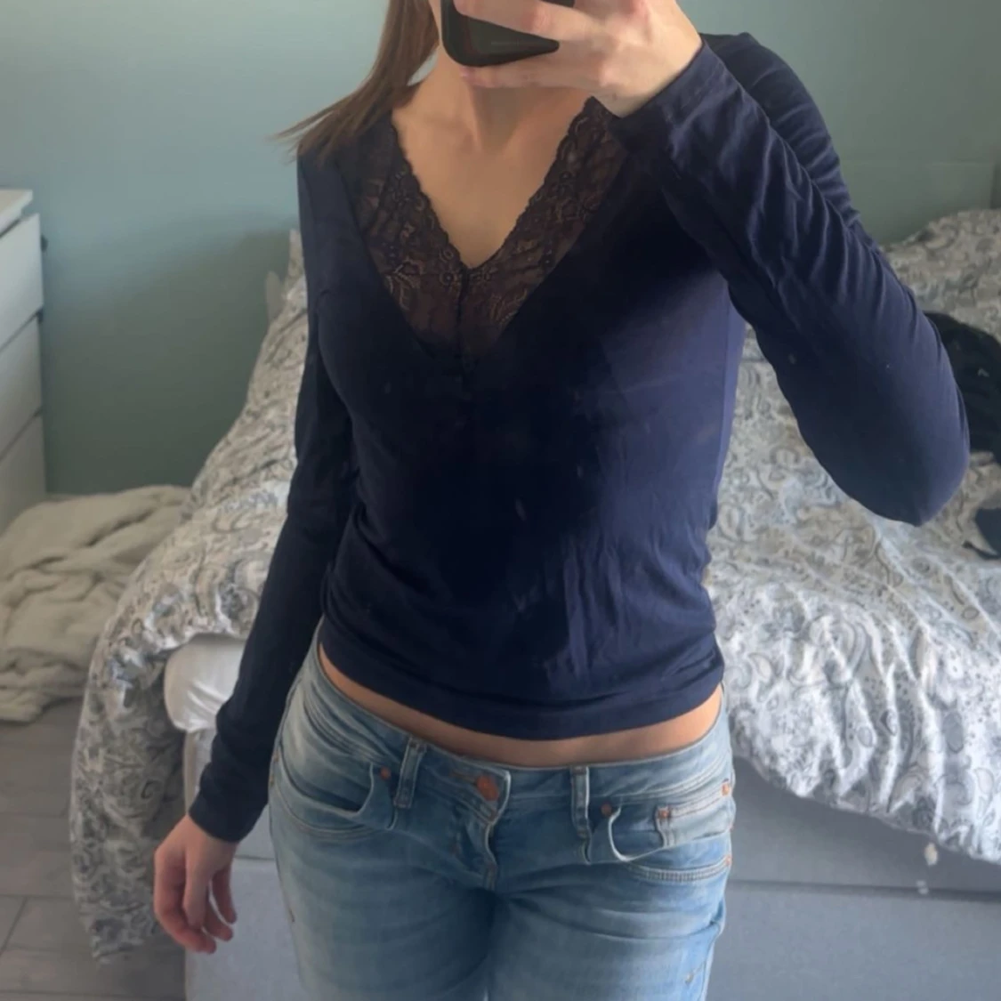 Mörkblå långärmad topp med spets
