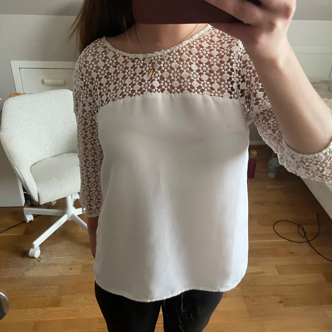 Vit blus med spetsdetaljer från Stockh LM - 1