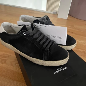Saint Laurent skor - Yves saint Laurent skor i strl 41 (passar större) Väldigt bra skick 8/10  heel drag och lite släpp men absolut inget som påverkar eller ngt liknande allt og ingår. (Box, dustbag,  extra snören,  Kvitto) 