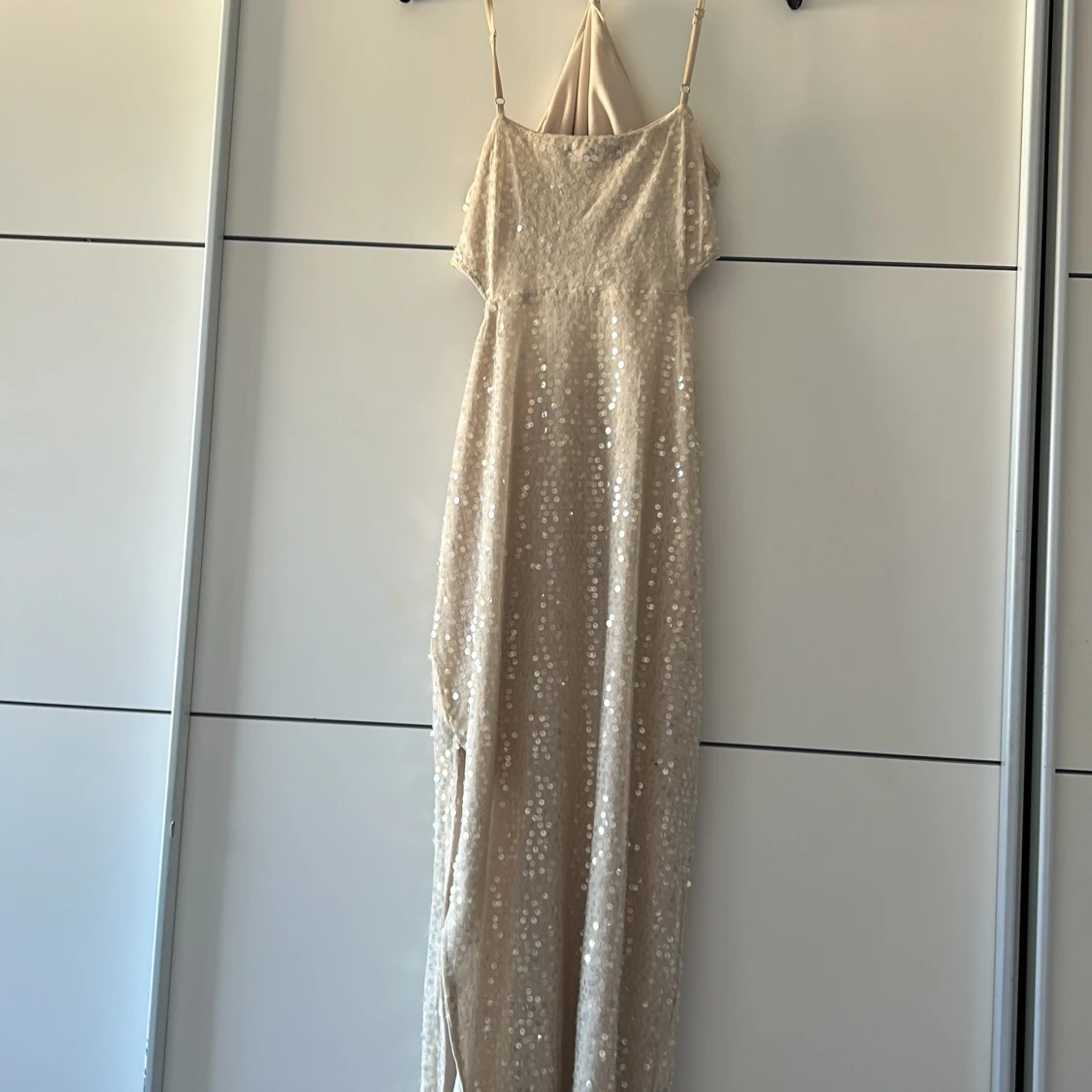 Glittrig champagnefärgad långklänning med slits - 2