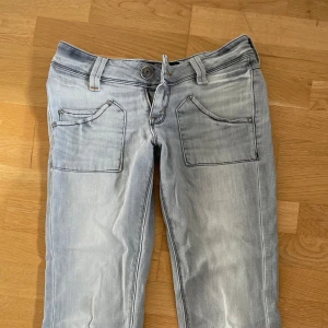 Lågmidjade bootcut lee jeans  - Säljer ett par ljusblå jeans från Lee med bootcut, lågmidjade. De har en slit på insidan av båda benen🥰 w27 l33