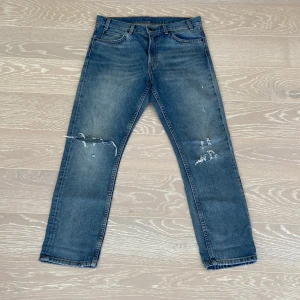 Levis jeans med slitningar - Säljer dessa super fina Levis jeans| modell 505 custom fit| storlek w30L98cm har inte riktigt koll på längden då dom är custom fit men har mätt dom från topp till slutet| jätte bra skick 9/10| hör av er vid frågor eller intresse!🔝