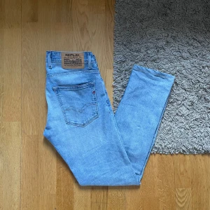Ljusblå jeans från Replay Grover - Replay jeans - Modell Grover -Jeansen har använts ett få tal gånger så dessa är i ett utmärkt skick - Stl: W29/L32 - Ord.pris 1000 - Tveka inte om att höra av dig vid minsta lilla fundering!