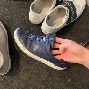 Blå sneakers från Jacob Cohën - Snygga blå sneakers från Jacob Cohën med vita sulor och vit blå snörning. 