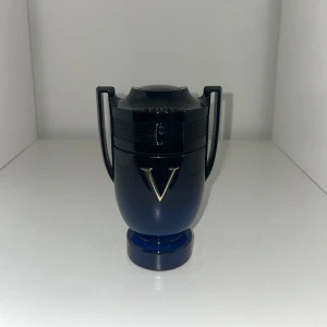 Paco Rabanne Invictus Victory Elixir  - Säljer Paco Rabanne Invictus Victory Elixir. Uppskattar 40/100ml kvar i den. Har tyvärr ingen box kvar. Billigaste online ligger på 1063kr mitt pris är förhandlingsbart👍