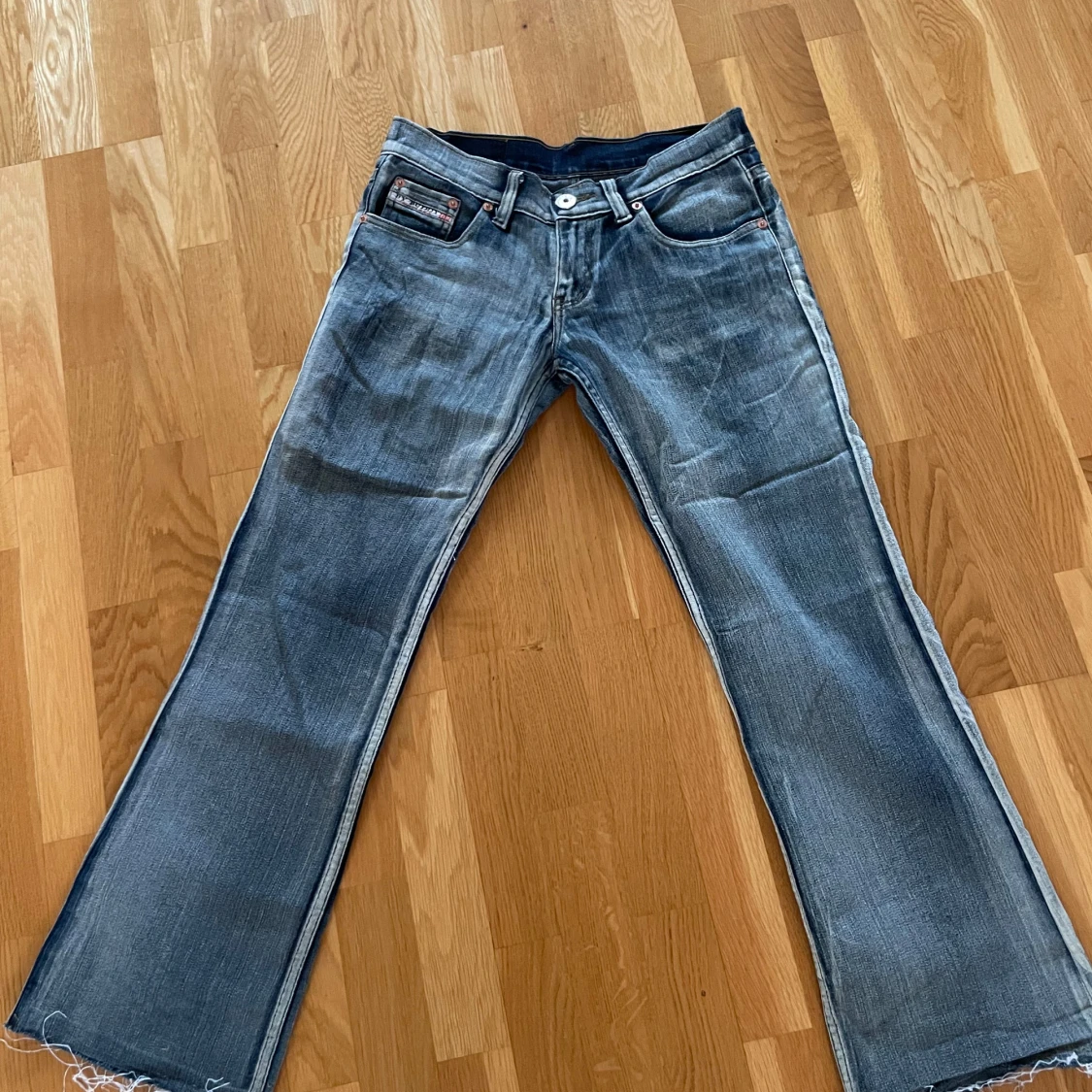 Lådmidjade bootcut jeans från Buddy
