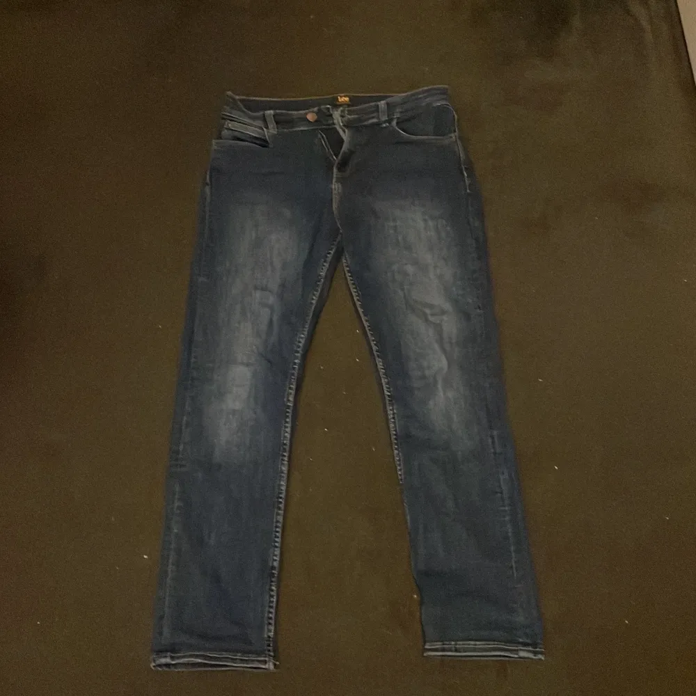 Snygga blå jeans från Lee model West. Passform är straight, storlek 12-13 152-158.. Farkut & Housut.