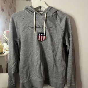Grå hoodie från GANT - Gant hoodie, strl M knappt använd