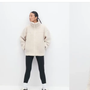 Beige teddyjacka - Säljer en mysig beige teddyjacka med dragkedja. Jackan har en oversized passform och långa ärmar, perfekt för kyliga dagar. Den är både stilren och bekväm, ett måste i garderoben! Från Gina tricot, storlek xs. Slutsåld på hemsidan