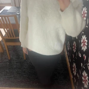 Mörkgrå kjol - Supersnygg mörkgrå kjol💛 Passar perfekt till våren eller till sena sommarkvällar. Kjolen har detaljer vid höfterna som formar fint💗💗