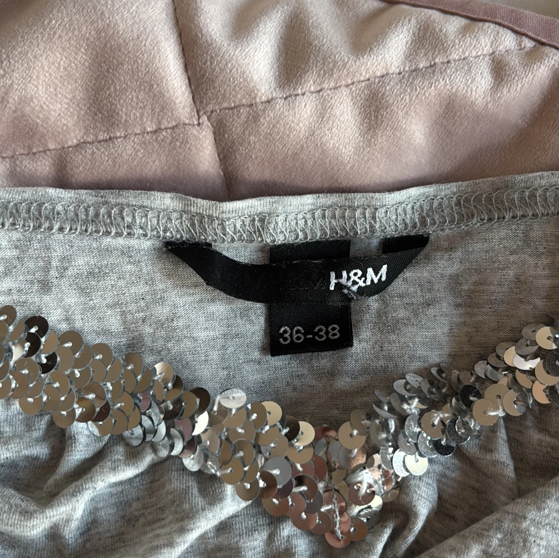 Ljusgrått linne med paljettband från H&M - 2