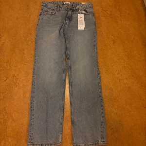Blå jeansbyxor från Weekday - Blåa jeans från Gina Tricot. Modell Low Straight strl 36. Oanvända.